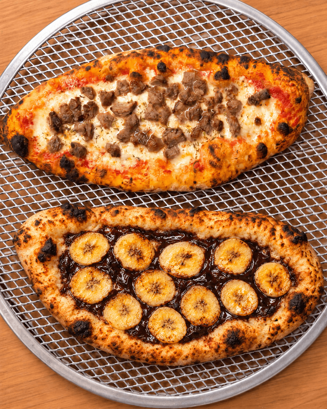 Motzi Boat Duo: duas Pizza Boats sobre uma tela de forno.