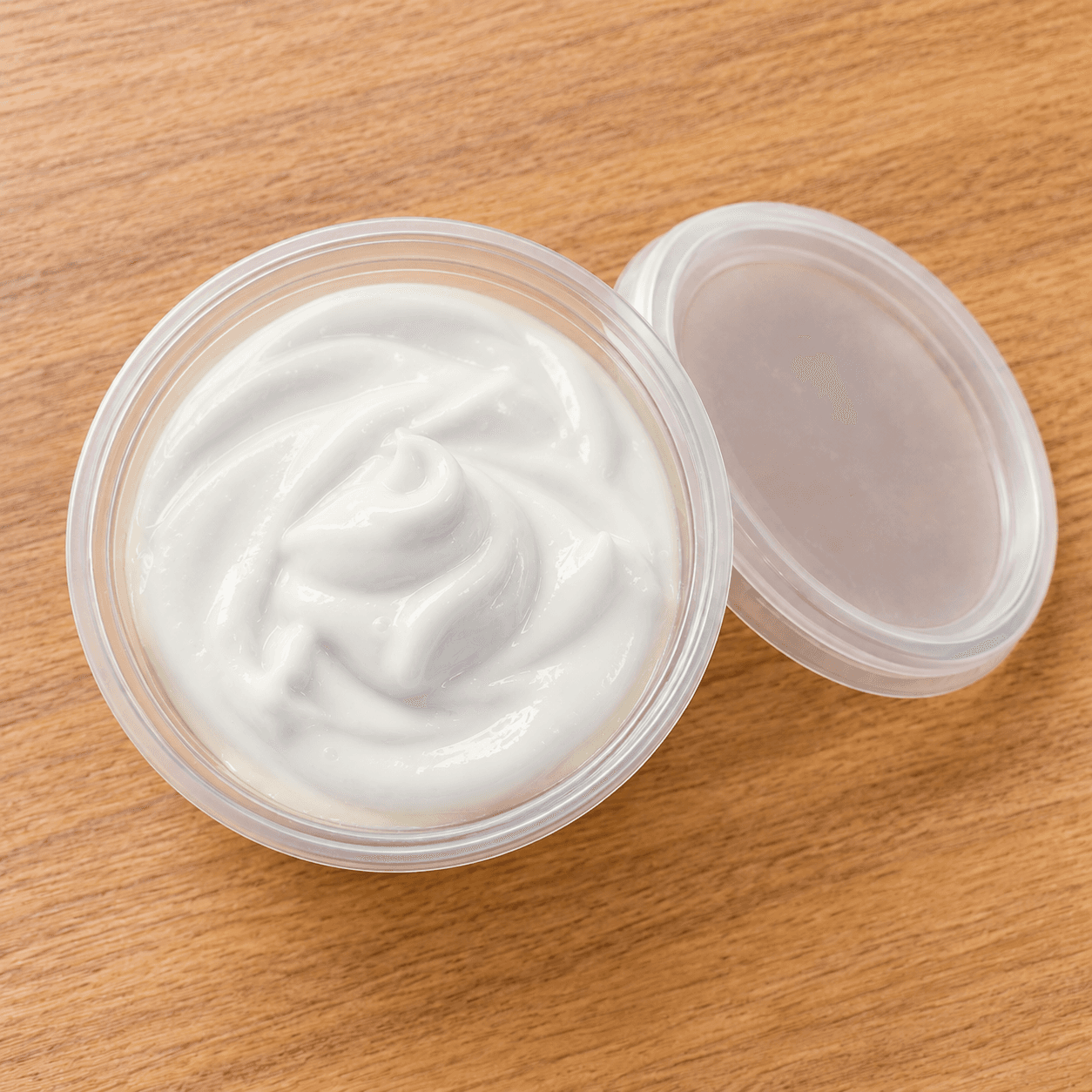 Creme de queijo em pote transparente.
