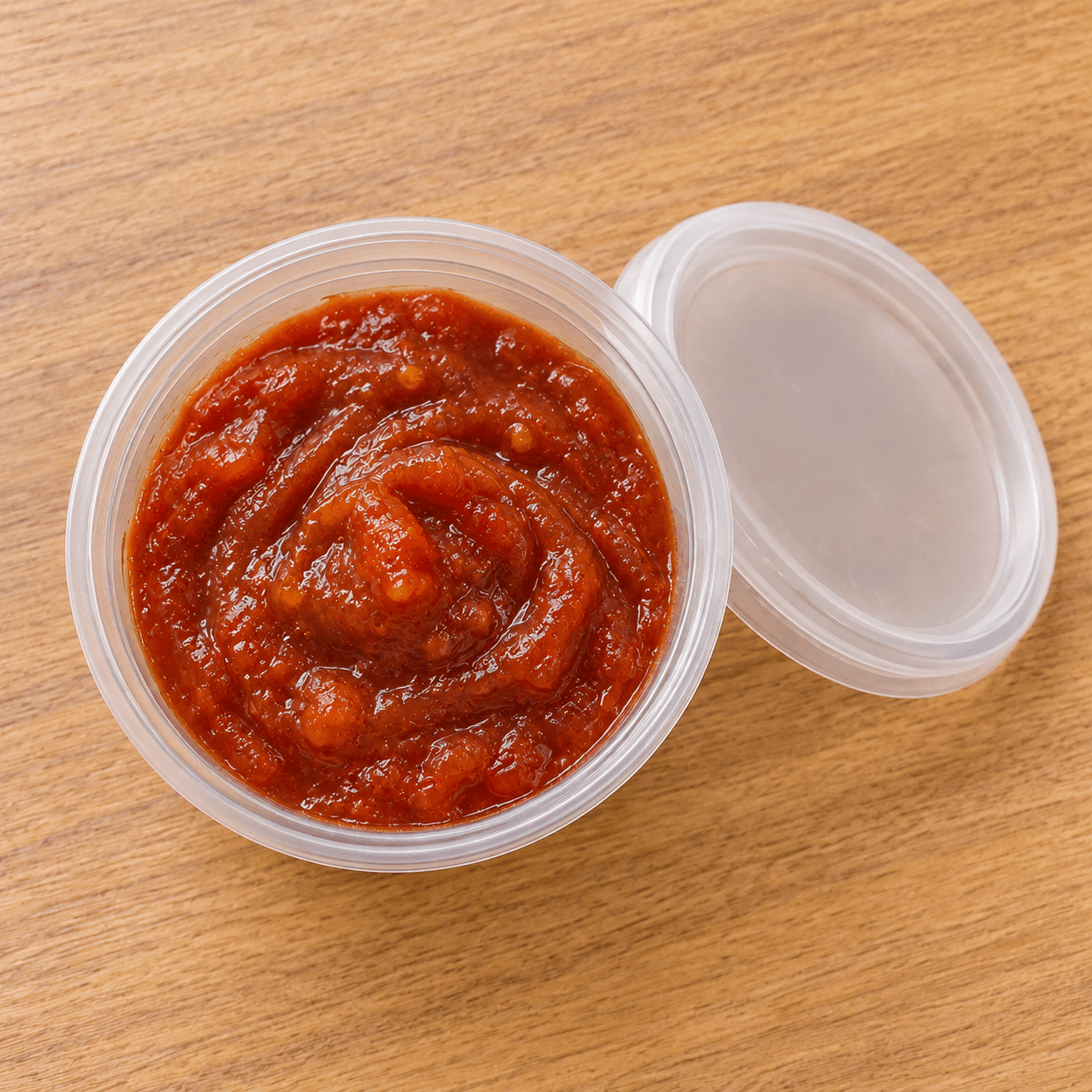 Geleia de tomate-cereja em pote transparente.