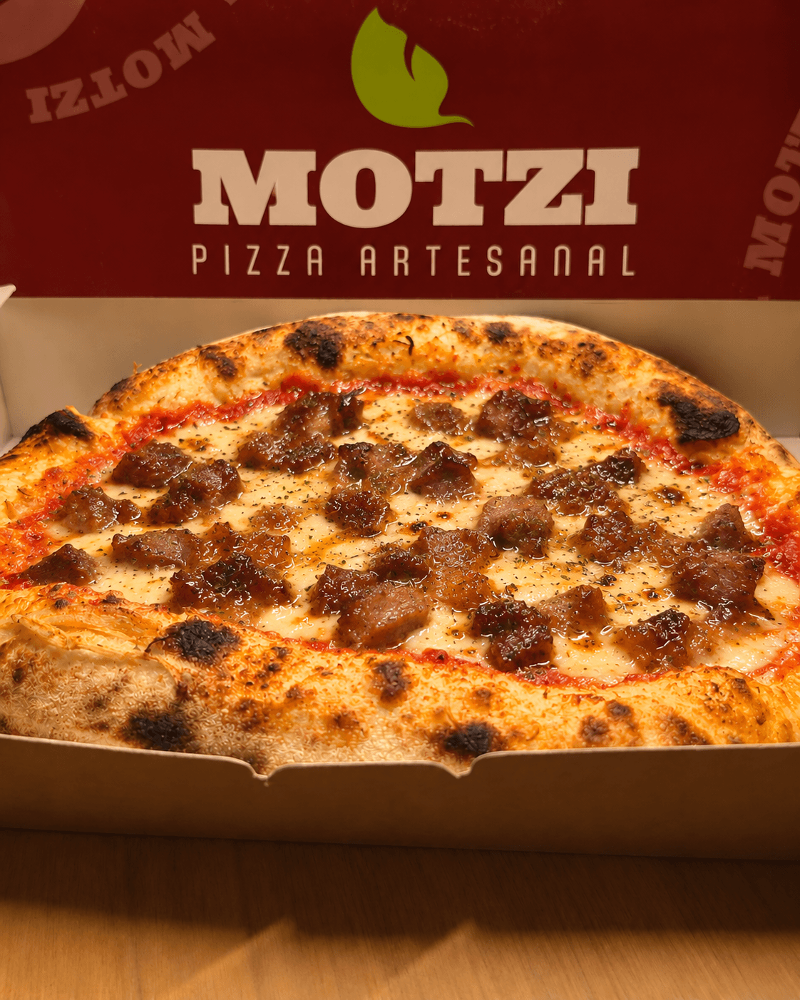 Pizza Boat Barbecue Cheese N’ Bacon vista de frente na caixa.